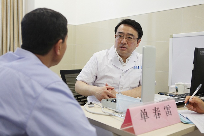 单春雷教授与病人交流病情